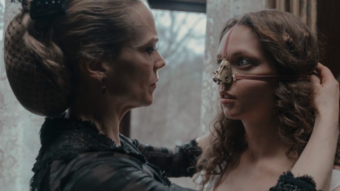 “The Ugly Stepsister” (Svezia/Danimarca/Romania/Polonia, 2025) di Emilie Blichfeldt