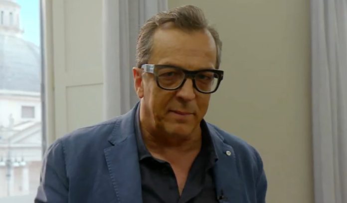 Gabriele Muccino in una scena della serie Call My Agent.