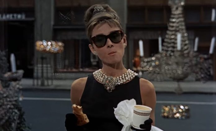 Audrey Hepburn in una delle scene più iconiche di Colazione da Tiffany