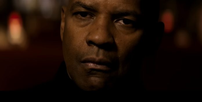 Denzel Washington in una scena del film The Equalizer – Il Vendicatore