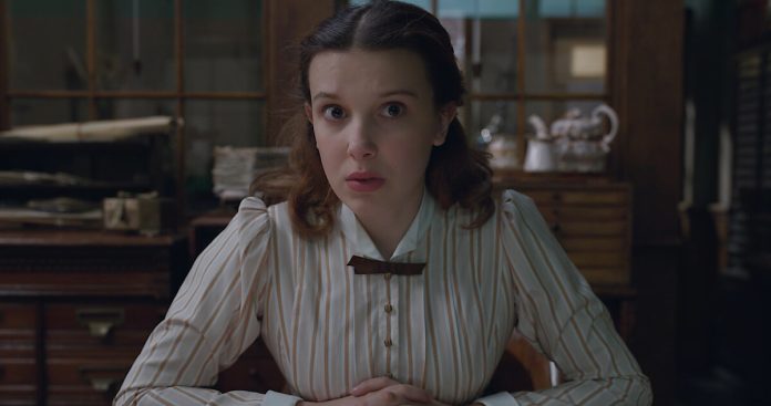 Millie Bobby Brown in una scena del film Enola Holmes.