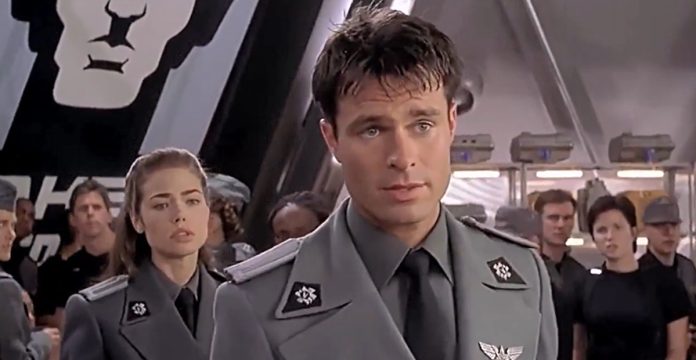 Patrick Muldoon in una scena del film “Starship Troopers”
