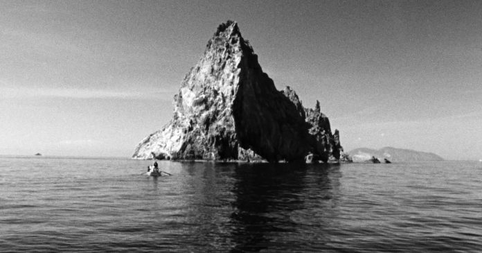 Ginostra protagonista del documentario «La terra dei pochi» Ginostra protagonista del documentario «La terra dei pochi»
