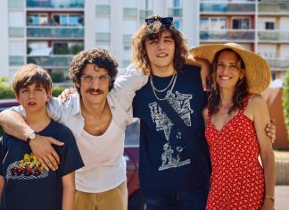 «Just an Illusion – La mia famiglia quasi perfetta» svela il poster italiano dopo l’anteprima a Roma Just an Illusion – La mia famiglia quasi perfetta