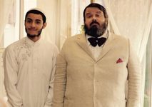 “Pitza e datteri”, la commedia di Fariborz Kamkari che racconta l’incontro tra culture a Venezia “Pitza e datteri”, la commedia di Fariborz Kamkari